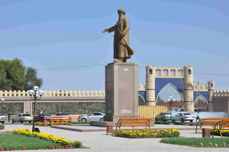 Памятник Жамбылу.