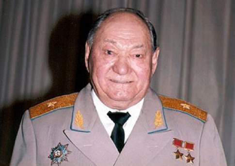 Мемориальную доску памяти летчика Талгата Бегельдинова установили в Алматы