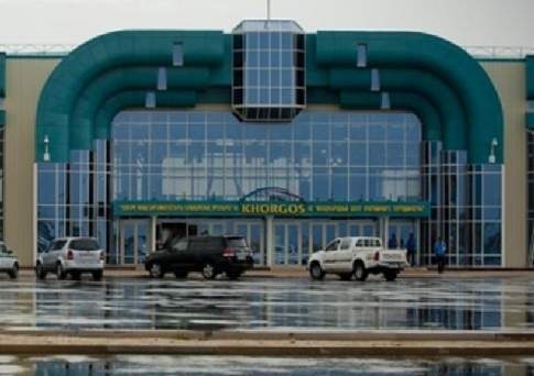 Казахстанца с незадекларированными 30 тысяч долларов и 1,3 млн тенге задержали на «Хоргосе»