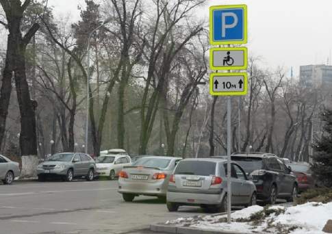 Опекунам детей-инвалидов могут разрешить ставить авто на спецпарковки в Казахстане