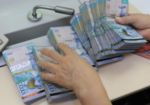В октябре казахстанцы забрали с депозитов 42 млрд тенге