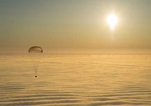 Корабль «Союз МС-05» с международным экипажем совершил успешную посадку в казахстанской степи