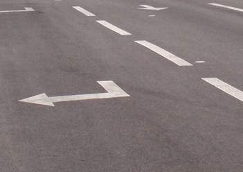 В Карагандинской области погиб мужчина, выпавший из авто на проезжую часть 