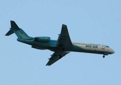 Самолет Bek Air не может вылететь из аэропорта Астаны по непонятным причинам, заявляет глава авиакомпании