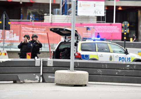 Грузовик въехал в толпу в центре Стокгольма, есть жертвы