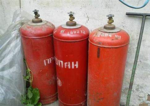 В Алматы из охваченного огнем кафе успели вынести 10 газовых баллонов