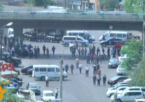 В Ереване группа вооруженных оппозиционеров захватила здание полиции, один человек погиб