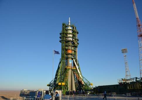 Пилотируемый космический корабль «Союз ТМА-15М» установлен на стартовом комплексе Байконура