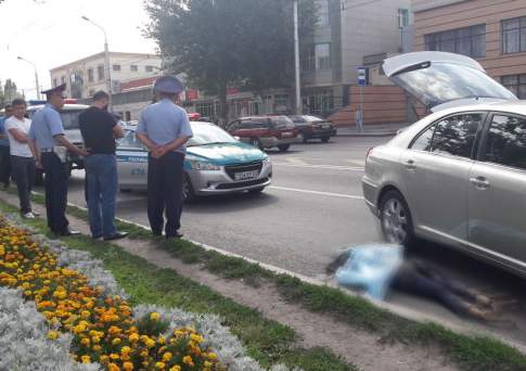 Водитель сбил девушку насмерть и попытался скрыться в Алматы