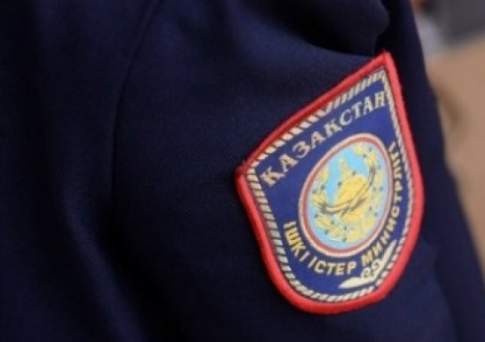 Получавшим взятки от гастарбайтеров экс-чиновникам полиции вынесли приговор в Атырау