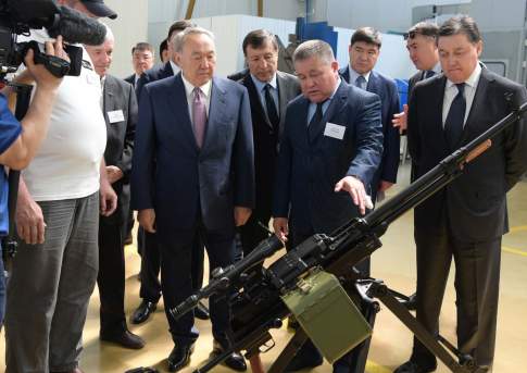Образцы произведенного Западно-Казахстанской машиностроительной компанией оружия показали Назарбаеву