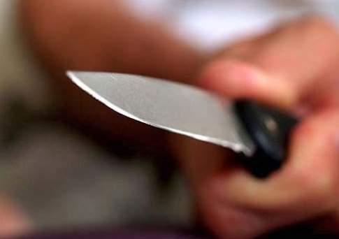 В Северном Казахстане страдающая шизофренией женщина в электричке напала с ножом на кассира