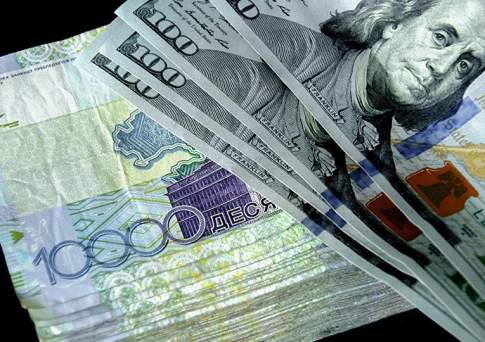 В обменниках Астаны курс продажи доллара подрос до 307,5 тенге