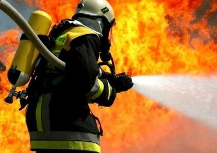 Пожар в магазине и на крыше рядом стоящего частного дома тушат в Акмолинской области
