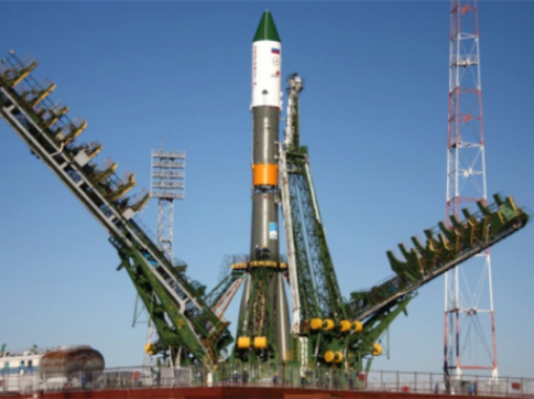 Ракета «Союз» с пилотируемым кораблем «Союз ТМА-16М» установлена на стартовом комплексе Байконура