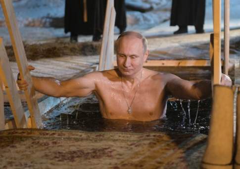 Путин на Крещение окунулся в прорубь в монастыре на Селигере