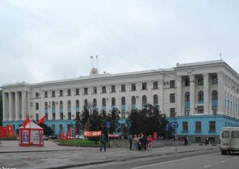 Здания парламента и правительства Крыма захватили неизвестные