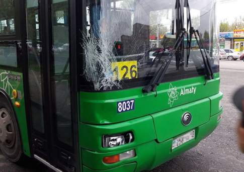 Девушка погибла под колесами автобуса в Алматы