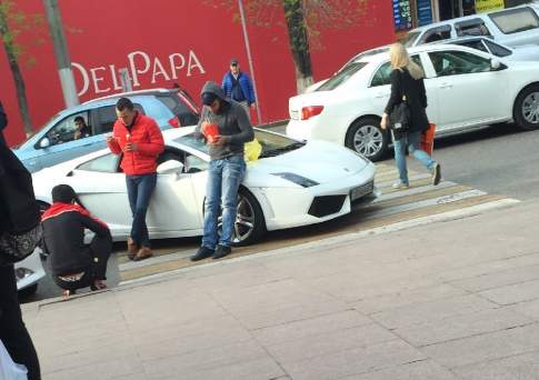 Пикник у обочины: автомобиль Lamborghini припаркован на пешеходном переходе