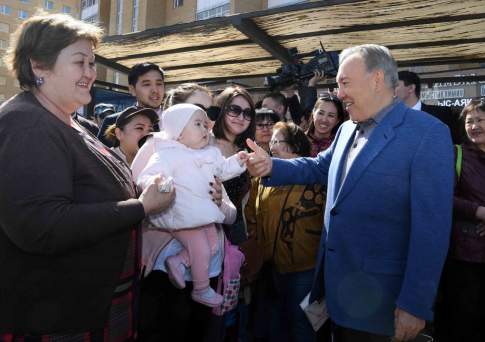 Глава государства совершил незапланированный выезд по Астане
