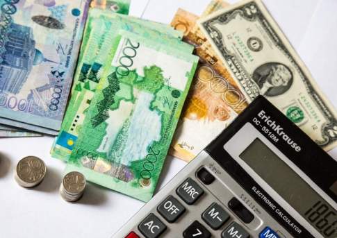 Обменники Алматы подняли курс доллара до 276 тенге