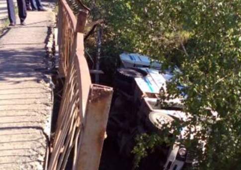 Автобус упал в реку в ВКО: пострадали четыре человека