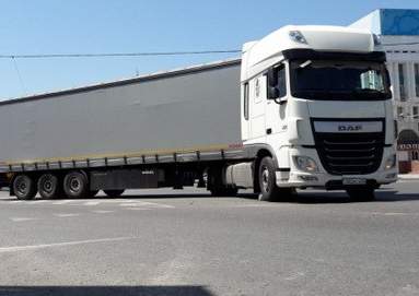 Массовое ДТП с участием длинномера и семи легковых автомобилей произошло в Алматы
