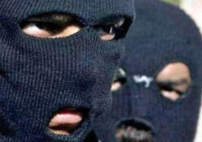 В Алматы двое неизвестных напали на охранника отделения «Банк ЦентрКредит» и завладели его оружием