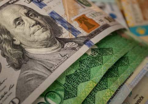 В обменниках Алматы максимальный курс продажи доллара поднялся до 273,3 тенге за доллар