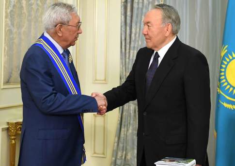 Президент РК наградил Мырзатая Жолдасбекова орденом «Барыс»