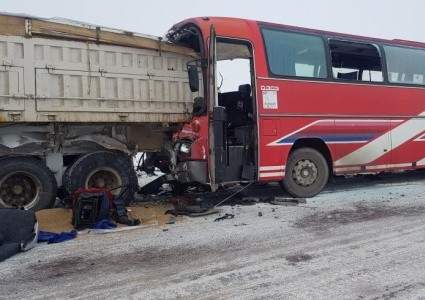 Один человек погиб, девять пострадали в результате ДТП с участием автобуса и грузовика в Карагандинской области