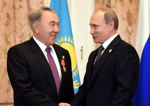 Путин вручил Назарбаеву орден Александра Невского