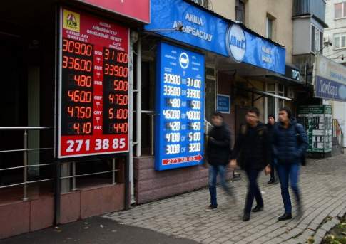 В обменниках Алматы курс продажи доллара держится на отметке 309 тенге, в Астане - 307,3 тенге за 1 доллар
