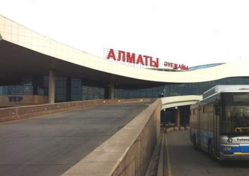 В аэропорту Алматы из-за непогоды задержаны и отменены несколько рейсов