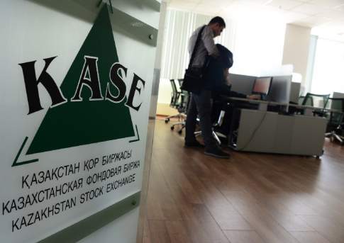 Курс нацвалюты на торгах KASE понизился до 323,05 тенге за доллар