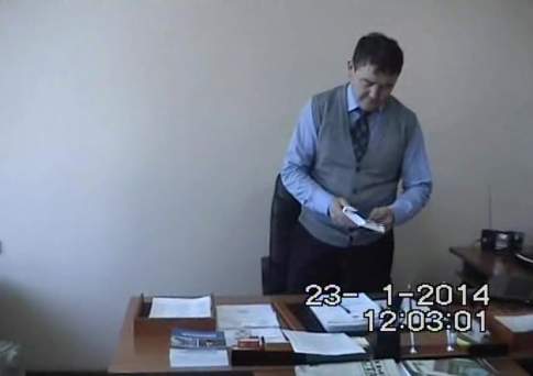 В Караганде за получение взятки задержаны сотрудники областной инспекции труда 