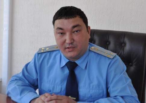 В Петропавловске двое полицейских, передав взятку в сумме 10 тысяч долларов, скрылись от сотрудников спецслужб
