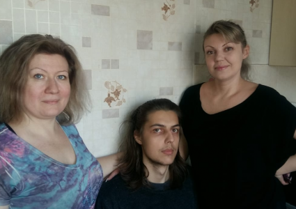 Алматинка с сыном и соседкой спасли мужчину из горящей этажом ниже квартиры через балкон