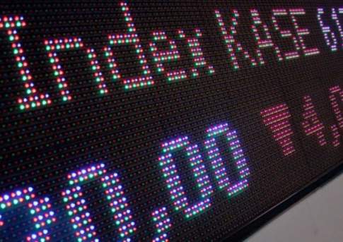 Средневзвешенный курс тенге на KASE снизился до 230,11 тенге за доллар