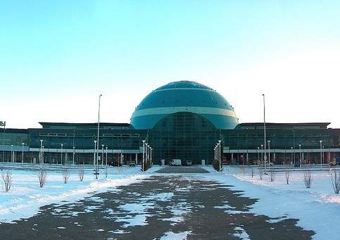 Самолет российской хоккейной команды аварийно сел в аэропорту Астаны
