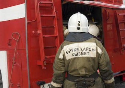 В Алматы из-за пожара в частном доме пострадал один человек