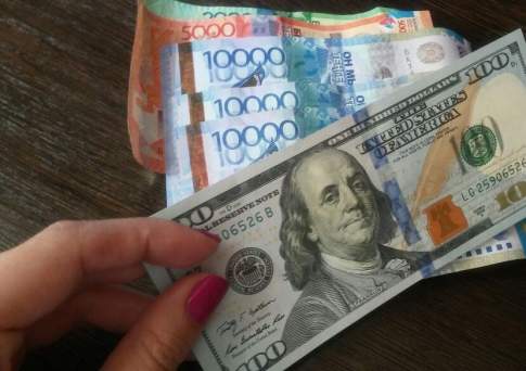 Курс продажи доллара США в обменниках Алматы повысился до 367 тенге, Астаны и Шымкента до 368 и 366 тенге