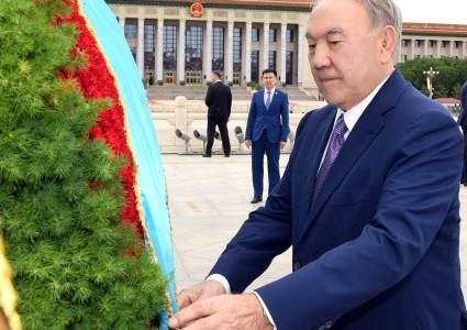 Назарбаев возложил цветы к Памятнику народным героям в КНР