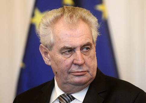 Порядка 500 человек вышли на улицы Праги, требуя отставки президента Земана