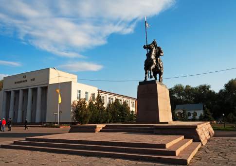 Президент РК возложил цветы к памятнику Карасай батыру в селе Узунагач