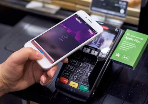 Четыре казахстанских банка запустили бесконтактные платежи Apple Pay