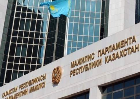 Предусматривающие создание в Казахстане электронной биржи труда поправки одобрил мажилис