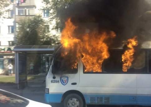 В Астане загорелся микроавтобус