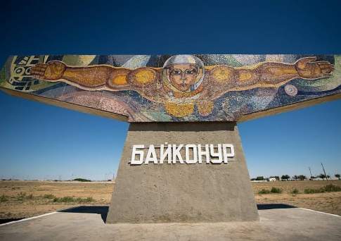 Флаги Казахстана, России и США подняли над Байконуром участники 55/56 экспедиции на МКС