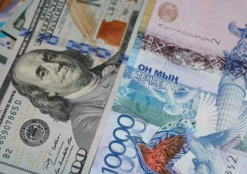 Курс продажи доллара США в обменниках Алматы понизился до 354,9, Астаны и Шымкента до 354,7 и 357
